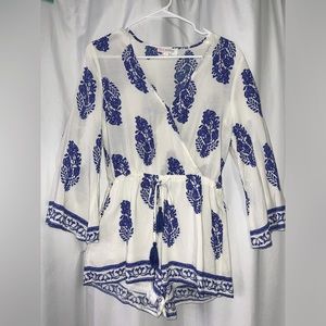 l’atiste white and blue romper. size Medium. WORN ONCE. smoke free home. 3 inch